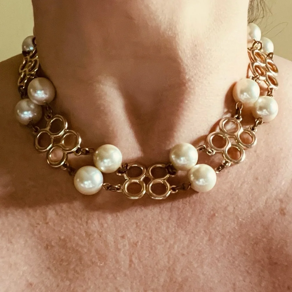 Beautiful Vtg Double Strand Faux Pearl & Gold Tone Short Necklace/Choker - Picture 1 of 3